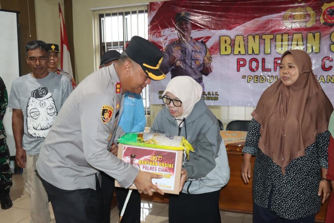Polres Ciamis Salurkan Bantuan Sosial untuk Warga Terdampak Pergeseran Tanah, Kapolres Tekankan Pentingnya Kehadiran Negara