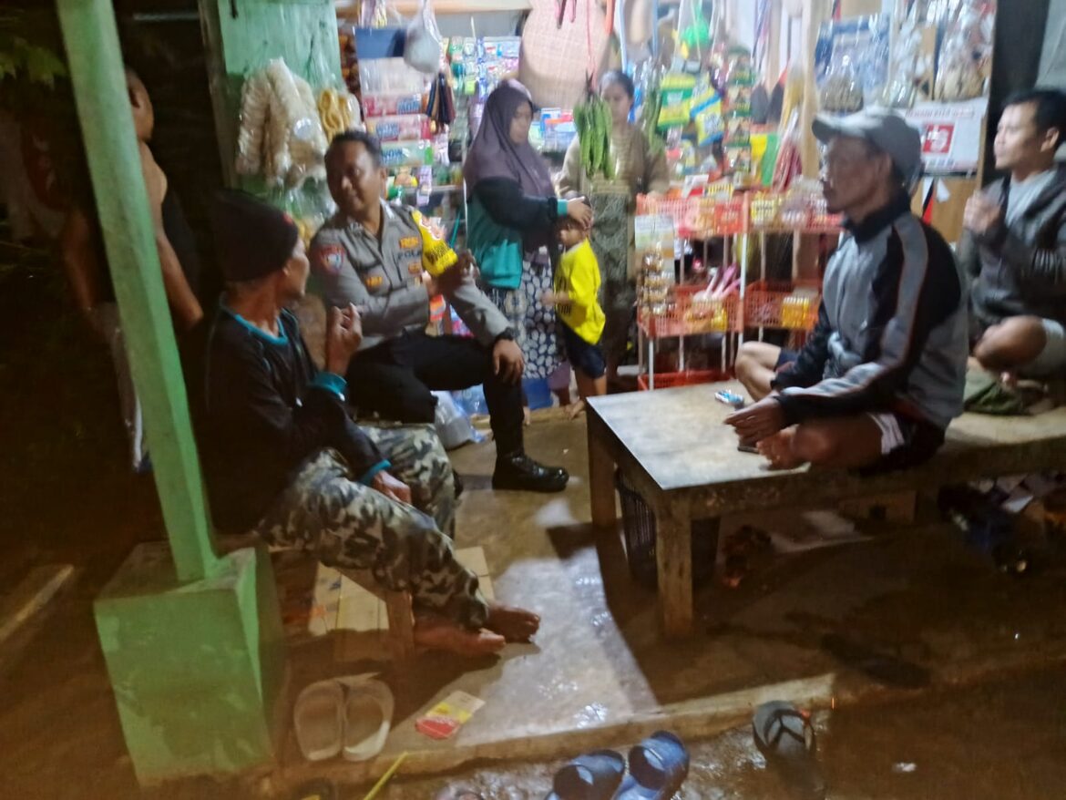 Bhabinkamtibmas Desa Sukadana Gencarkan Sambang Malam, Kapolres Ciamis Tekankan Pentingnya Sinergi Warga Jaga Kamtibmas
