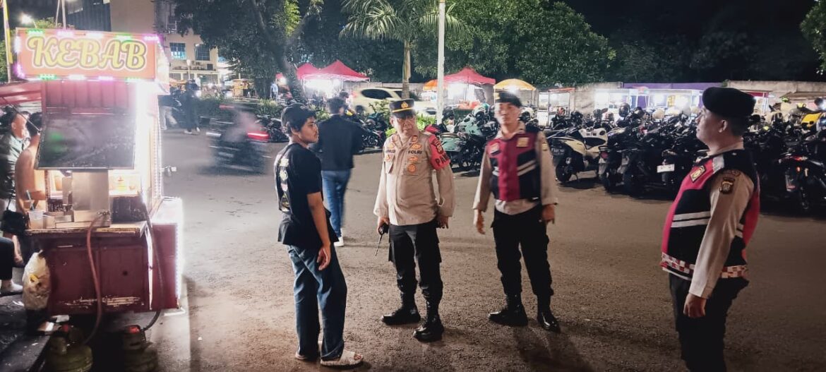 Polsek Kembangan Patroli Jalan Kaki, Wujudkan Keamanan Lewat Sentuhan Humanis