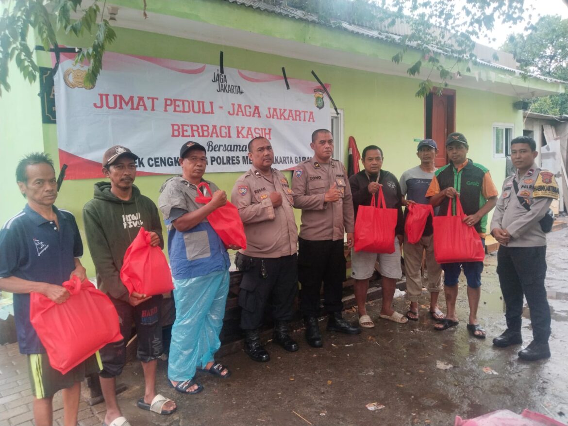 Polsek Cengkareng Gelar Jum’at Peduli, Ojol Bojong Indah Terima Bantuan Sosial