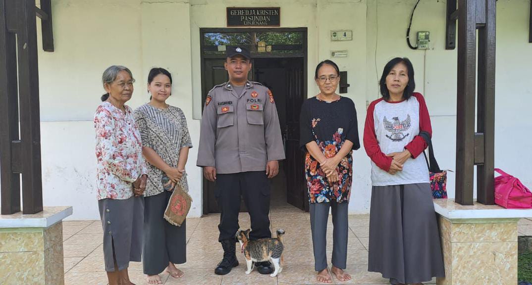 Polsek Cisaga Berikan Pengamanan Kegiatan Ibadah Minggu Pagi di Gereja Pasundan