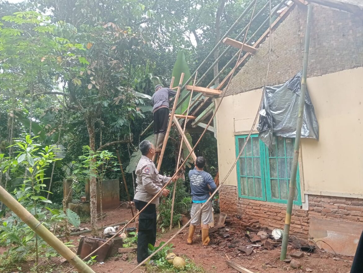 Humanis, Polsek Sukadana Polres Ciamis Ikut Bantu Perbaikan Rumah Warga