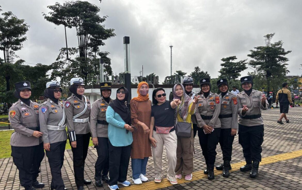Humanis, Polwan Polres Ciamis Patroli Mojang Lodaya di Kawasan Pusat Kota Kabupaten Ciamis