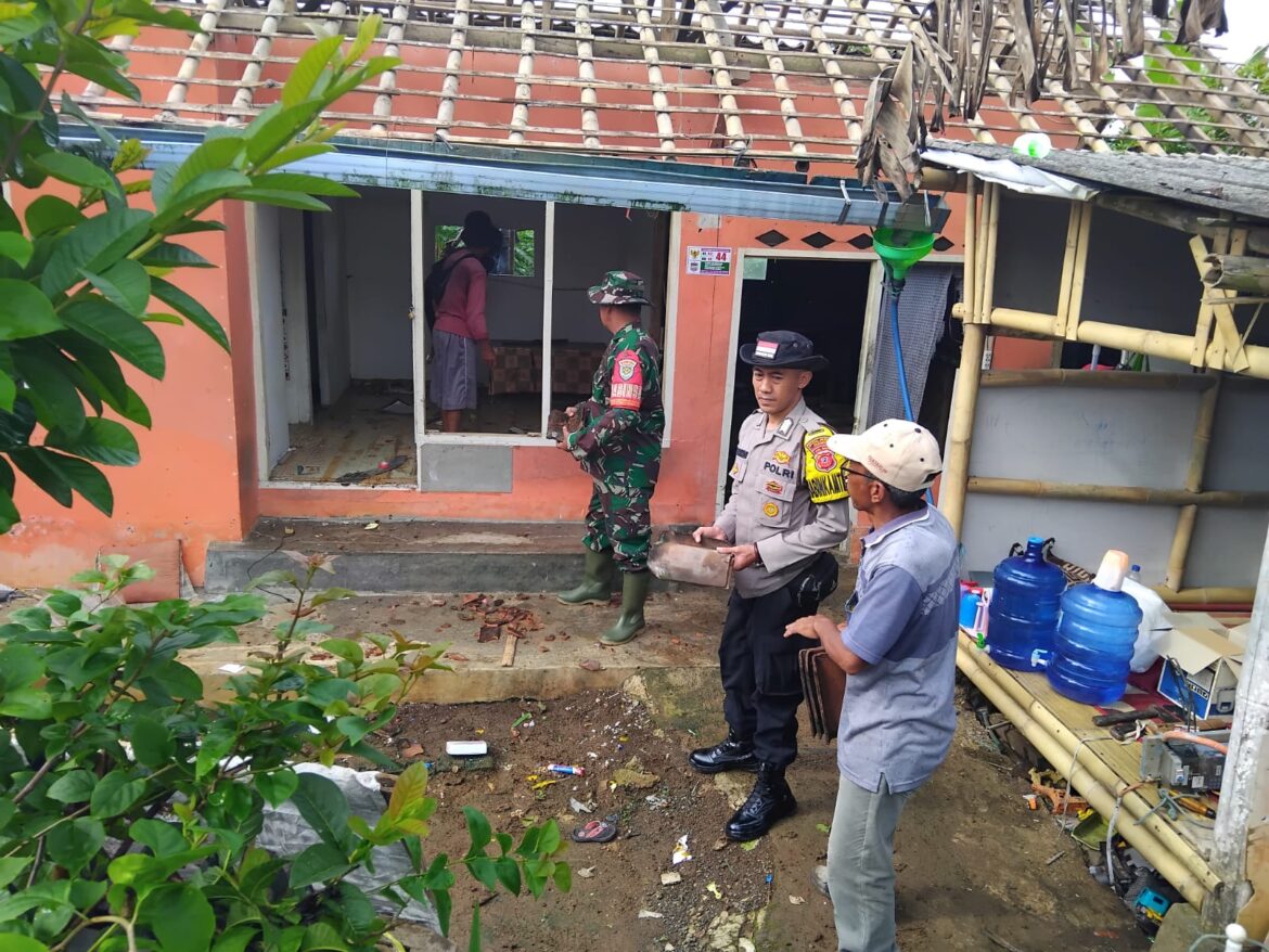 Humanis, Polsek Cikoneng Ikut Gotong Royong Bongkar Rumah di Tanah Desa Gegempalan