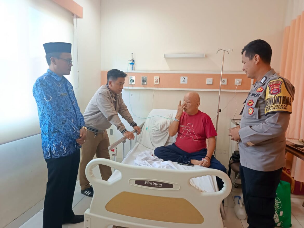 Polsek Panongan Bersama Pemerintah Desa Ciakar Laksanakan Kunjungan Kepedulian kepada Warga
