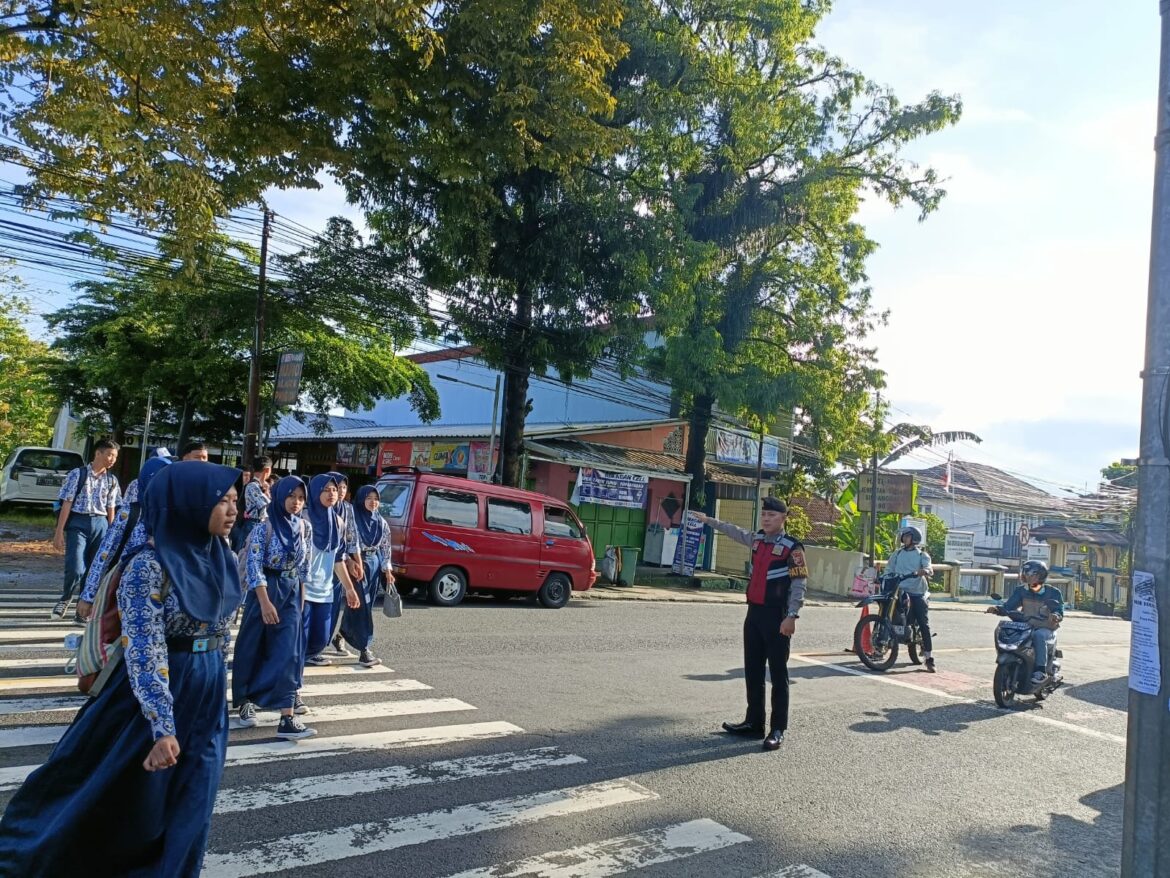 Pelayanan Masyarakat, Samapta Polres Ciamis Bersiaga di Daerah Rawan Kemacetan Saat Pagi