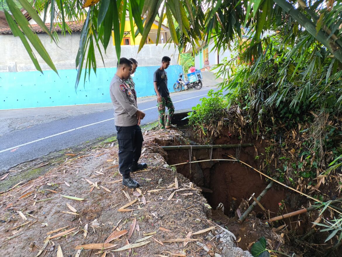 Polsek Ciamis Polres Ciamis Datangi TKP Tanah Longsor Tutupi Bahu Jalan Desa Cisadap