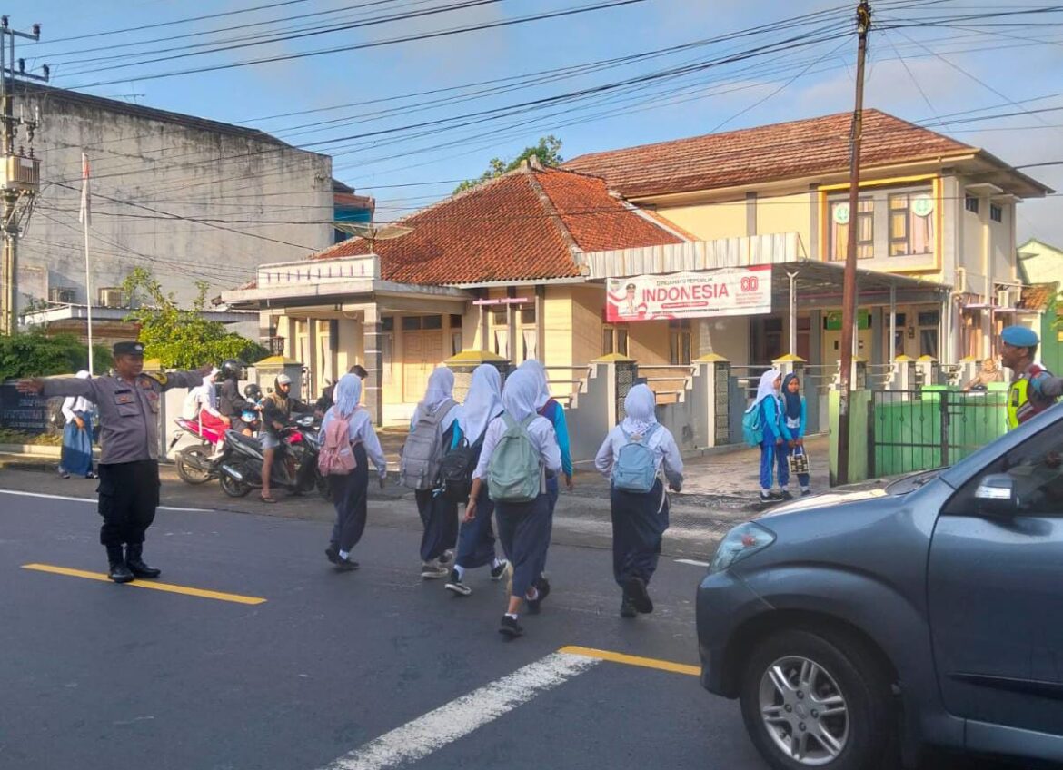 Pelayanan Masyarakat, Polsek Cipaku Polres Ciamis Siaga di Jalan Padat Saat Jam Sekolah