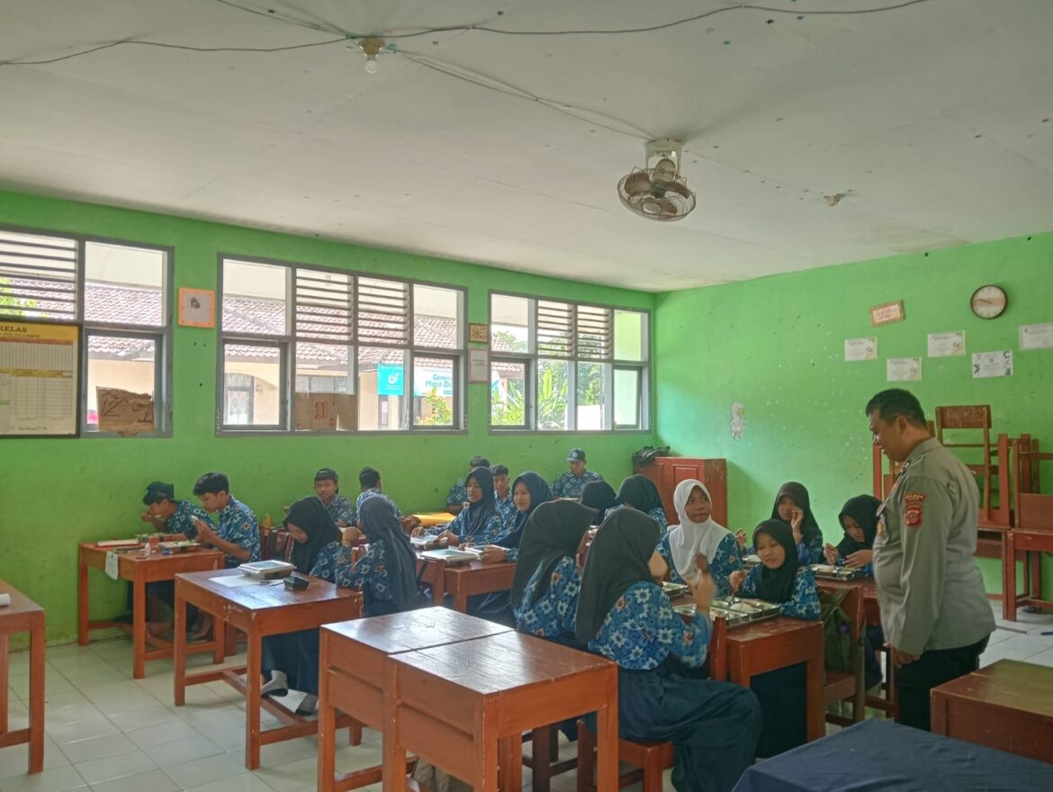 Polsek Sukadana Polres Ciamis Turun Langsung Pantau MBG SPPG Bunter di MTs PUI Ciparigi