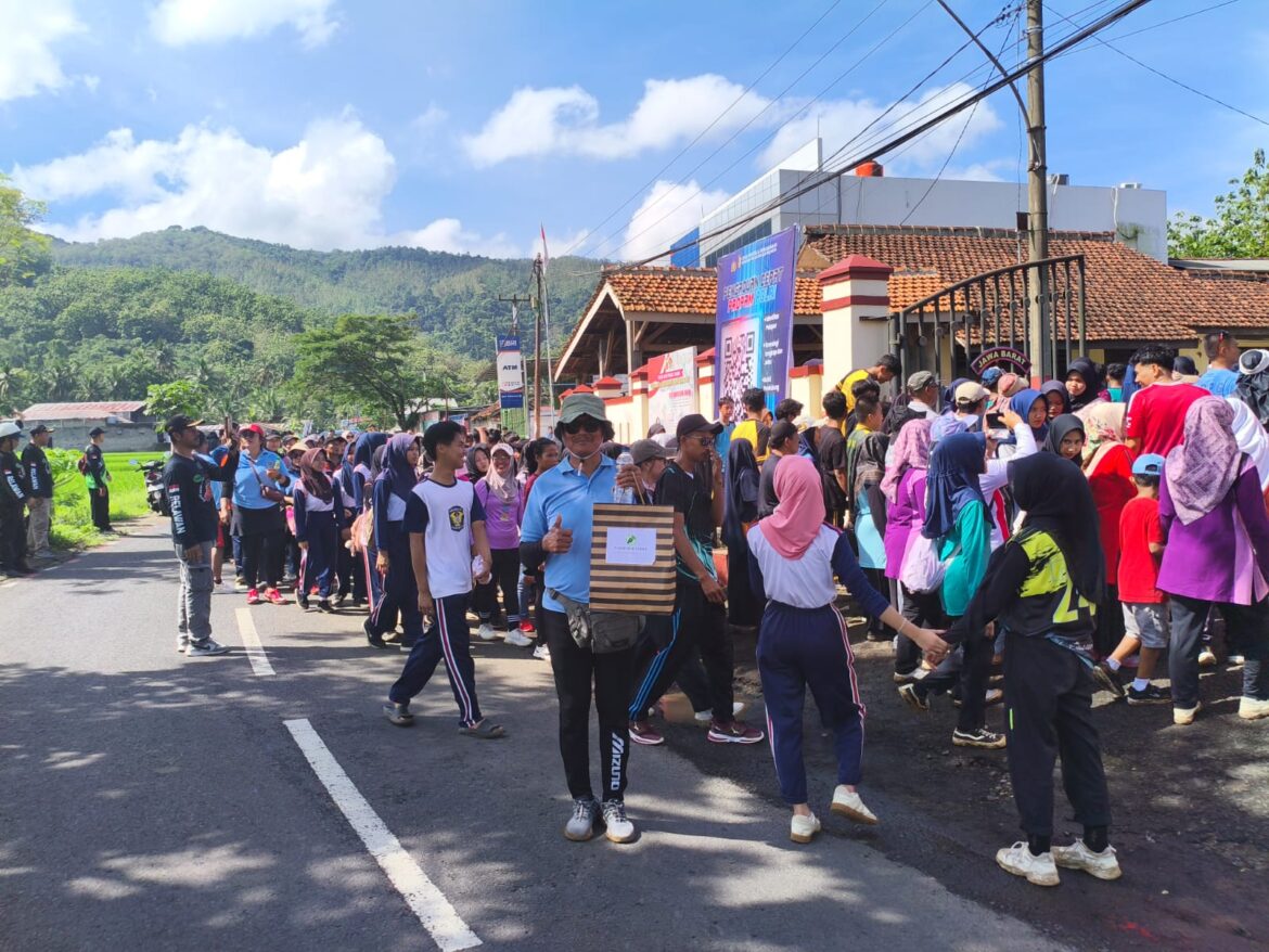 Polsek Pamarican Kawal Ribuan Peserta Jalan Santai Peringatan Hari Korpri, Hari Guru, HUT PGRI, dan HKN di Pamarican