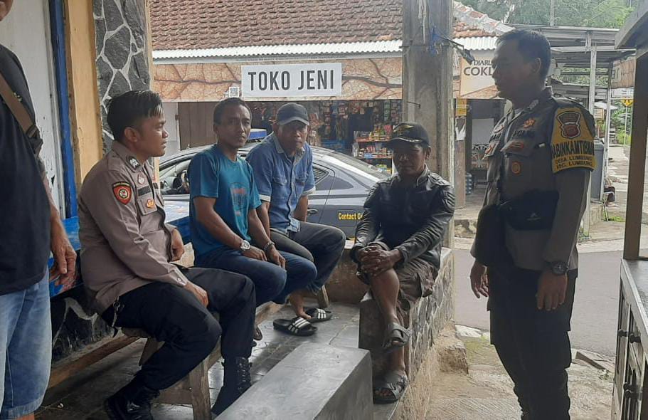 Berikan Rasa Nyaman, Dua Anggota Polsek Kawali Polres Ciamis Patroli Dialogis ke Masyarakat