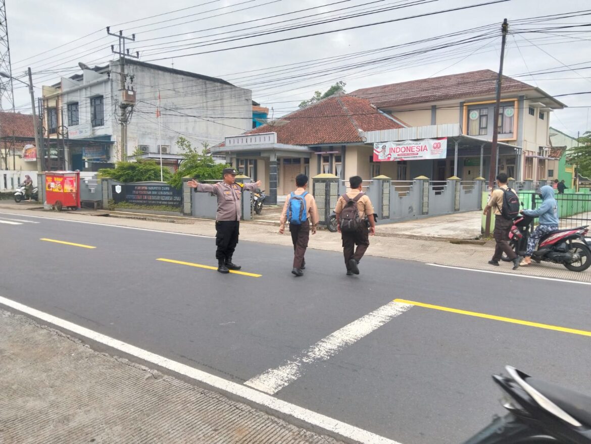 Pelayanan Masyarakat, Polsek Cipaku Polres Ciamis Siaga di Jalan Padat Saat Jam Sekolah