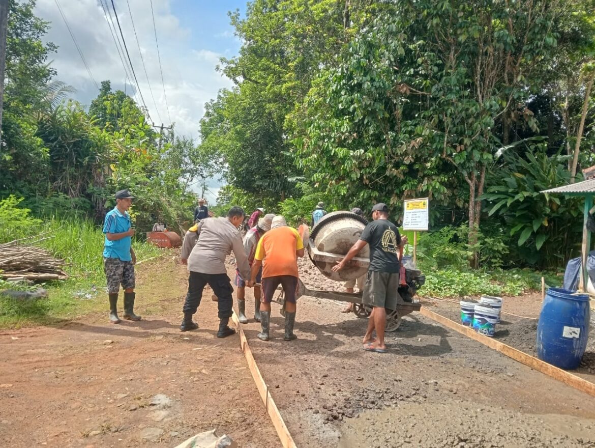 Humanis, Polsek Sukadana Polres Ciamis Monitoring Pengecoran Jalan Desa Dusun Ciparay