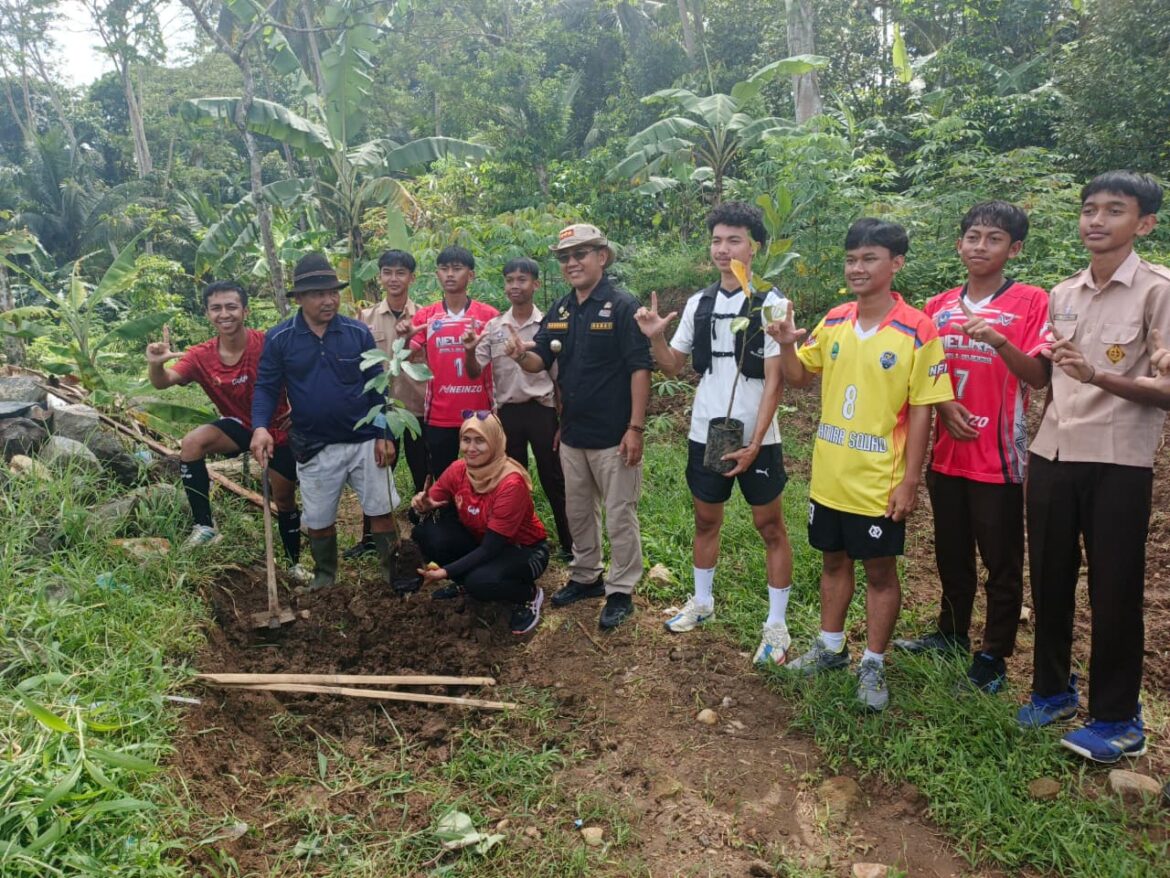 Jaga Keasrian Alam, Polsek Rajadesa Ikut Gerakan Menanam Pohon di Desa Sukajaya