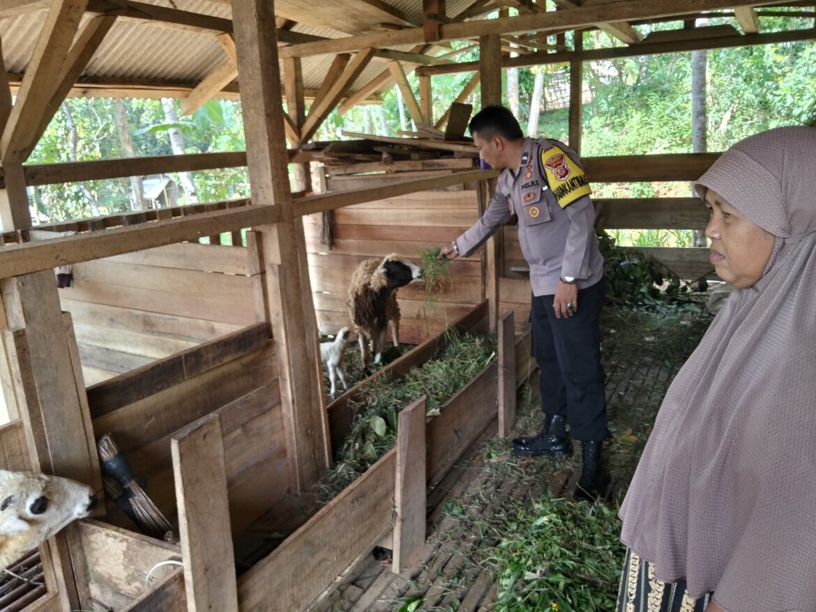 Bhabinkamtibmas Sambangi Warga, Polres Ciamis Tekankan Pentingnya Edukasi Kamtibmas di Tingkat Desa