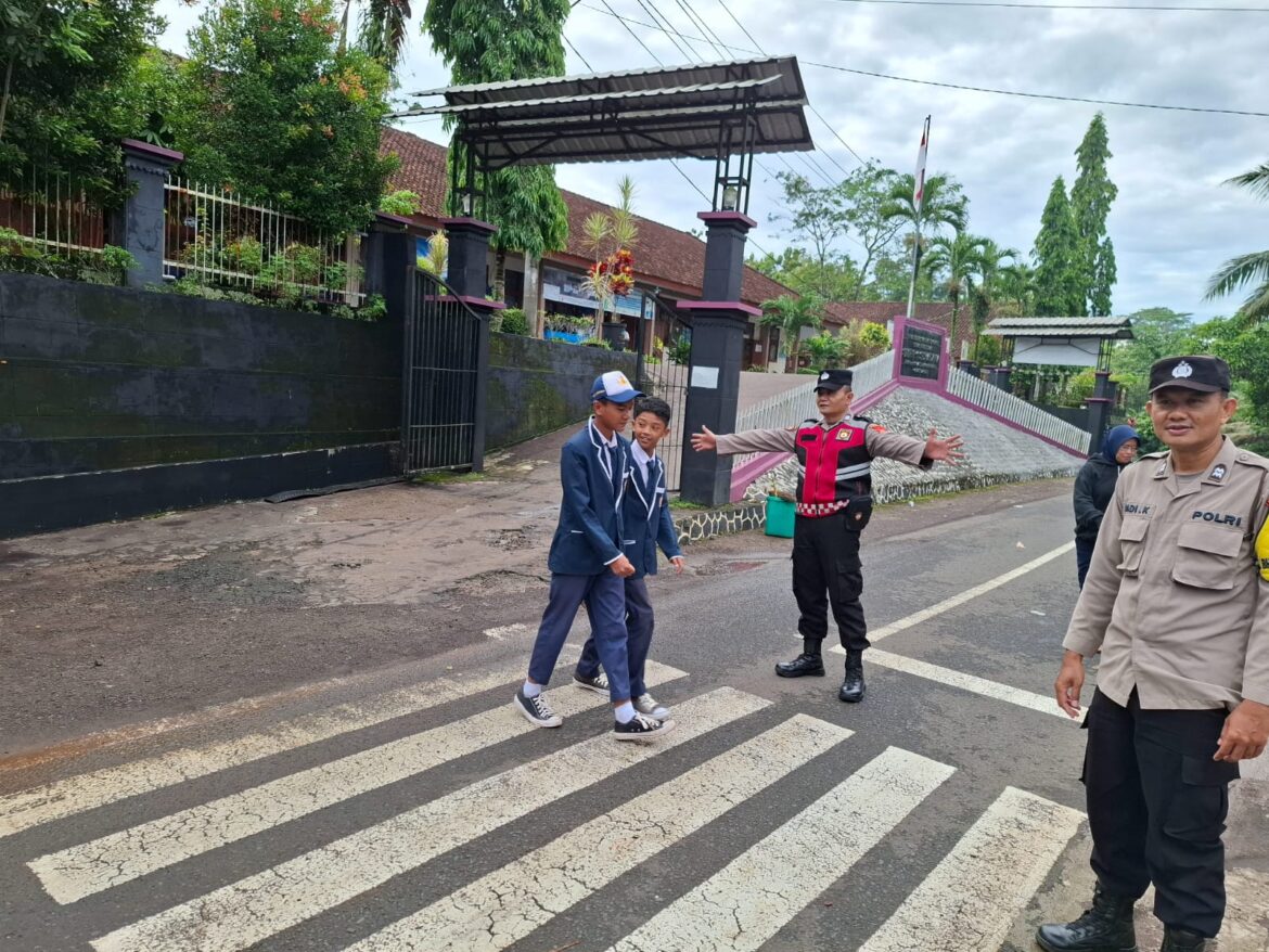 Pelayanan Masyarakat, Polsek Sukadana Polres Ciamis Bantu Anak Menyebrang di Area Sekolah