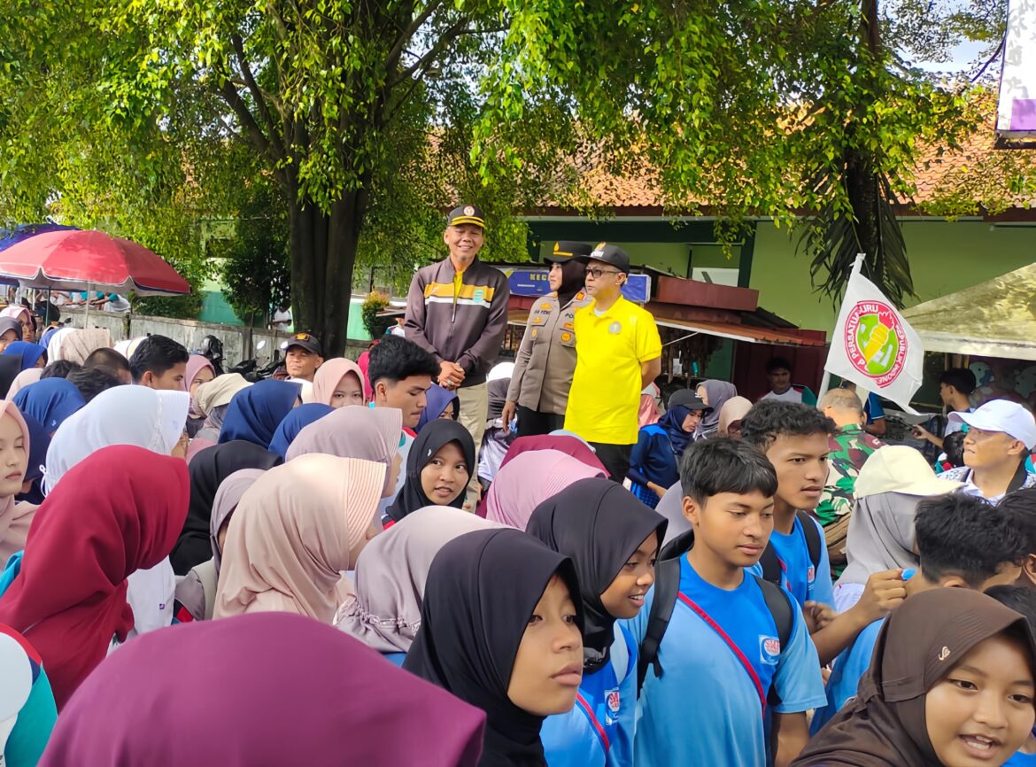 Polsek Kawali Kawal Jalan Sehat HUT PGRI Ke-80 dan HGN 2025 Tahun 2025