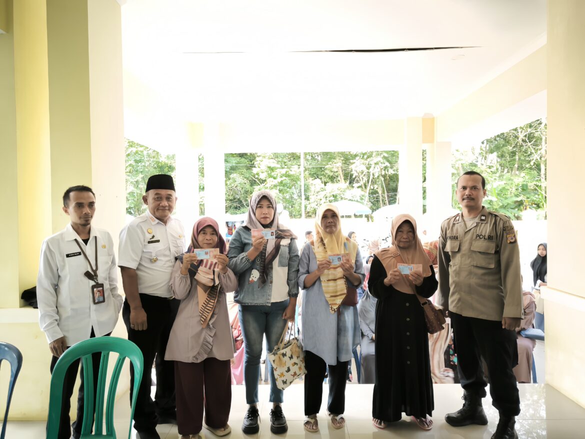 Polres Ciamis Kawal Penyaluran BLTS Kesra di Cidolog Secara Humanis dan Transparan