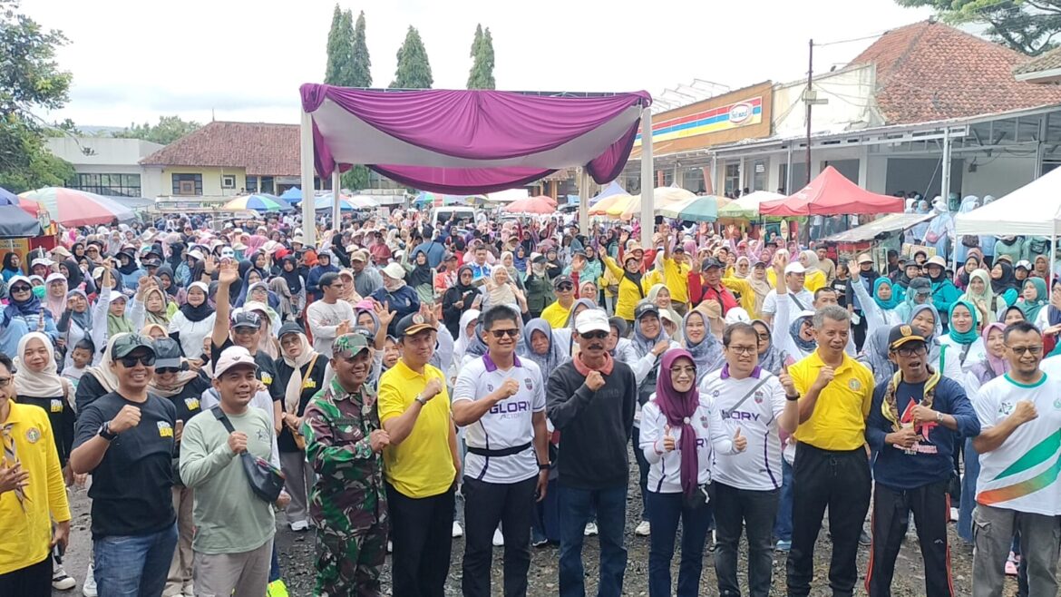 Polsek Cihaurbeuti Polres Ciamis Monitoring Jalan Santai Peringatan HUT PGRI di Desa Cihaurbeuti