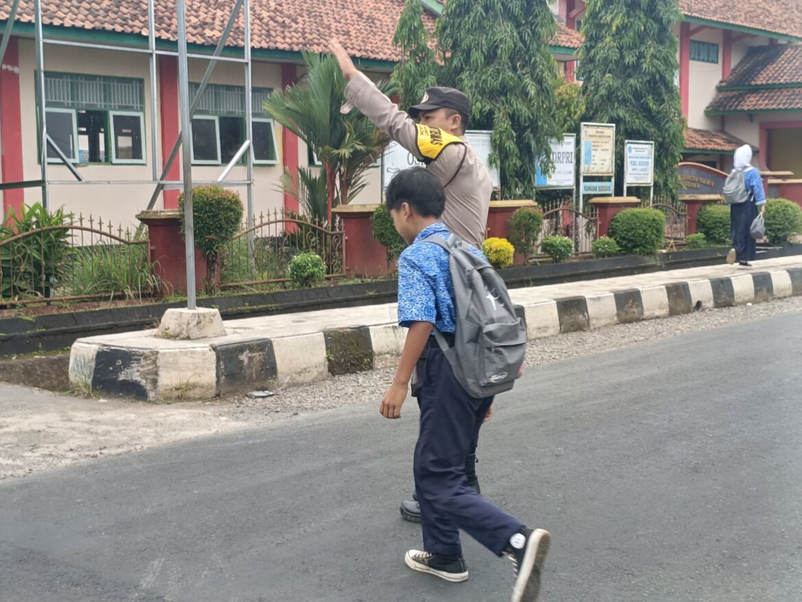 Pengaturan Lalu Lintas Pagi, Cara Polsek Lakbok Polres Ciamis Beri Pelayanan Prima ke Masyarakat
