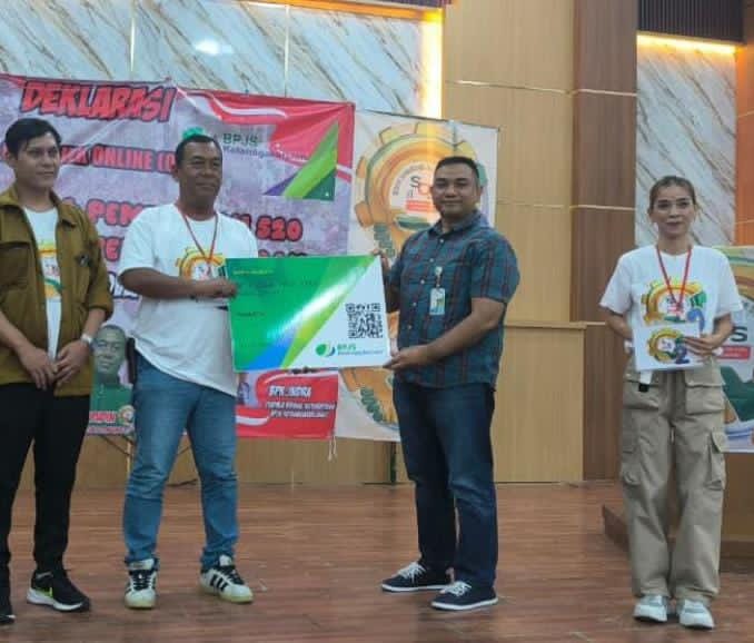 Ratusan Ojol Berkumpul di GOR Otista Jaktim, Mereka Senang Bakal Dapat BPJS Ketenagakerjaan