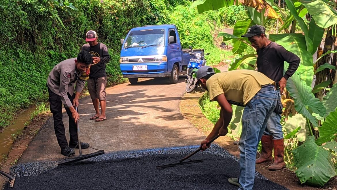 Humanis, Polsek Cikoneng Polres Ciamis Monitoring Pengecoran Jalan Dusun Jalatrang