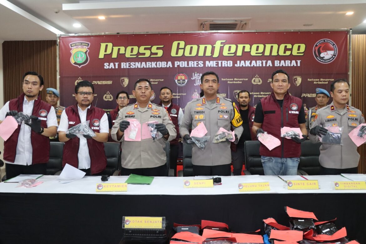 Penggerebekan di Apartemen Tangerang, Polres Jakbar Temukan Narkoba, Senjata Api, dan Amunisi