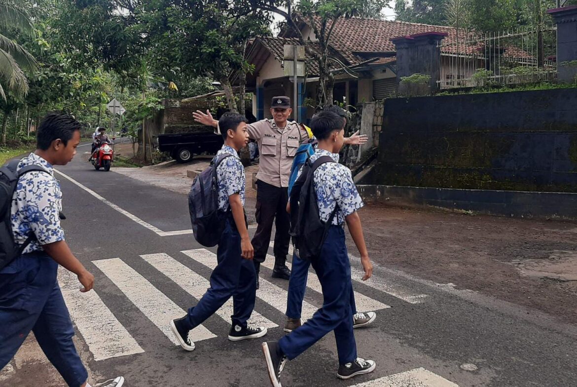 Pelayanan Masyarakat, Polsek Sukadana Polres Ciamis Bantu Anak Menyebrang di Area Sekolah