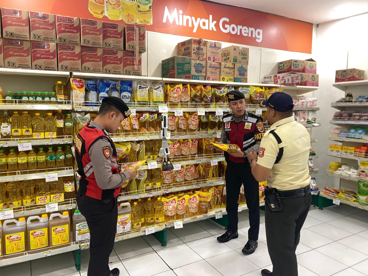 Jaga Stabilitas Harga Jelang Nataru, Polres Ciamis Awasi Bahan Pokok di Toserba Yogya Ciamis