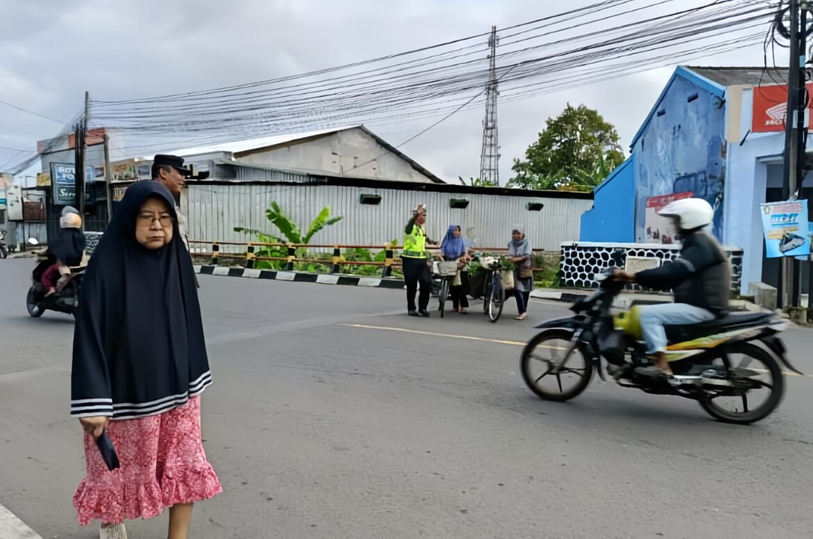 Pelayanan Masyarakat, Polsek Banjarsari Polres Ciamis Siaga di Jalur Rawan dan Padat Lalu Lintas
