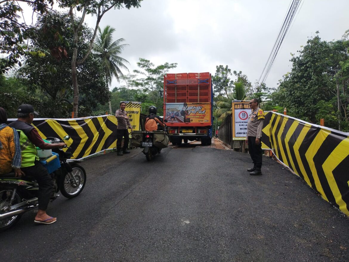 Polsek Cipaku Lakukan Monitoring Arus Lalin di Jembatan Bailey Cikaleho, Wujud Kehadiran Kepolisian Jaga Kelancaran Mobilitas Warga