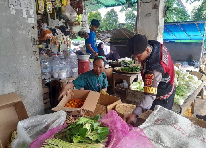Jaga Stabilitas Harga Jelang Nataru, Polres Ciamis Awasi Bahan Pokok di Pasar Manis Ciamis