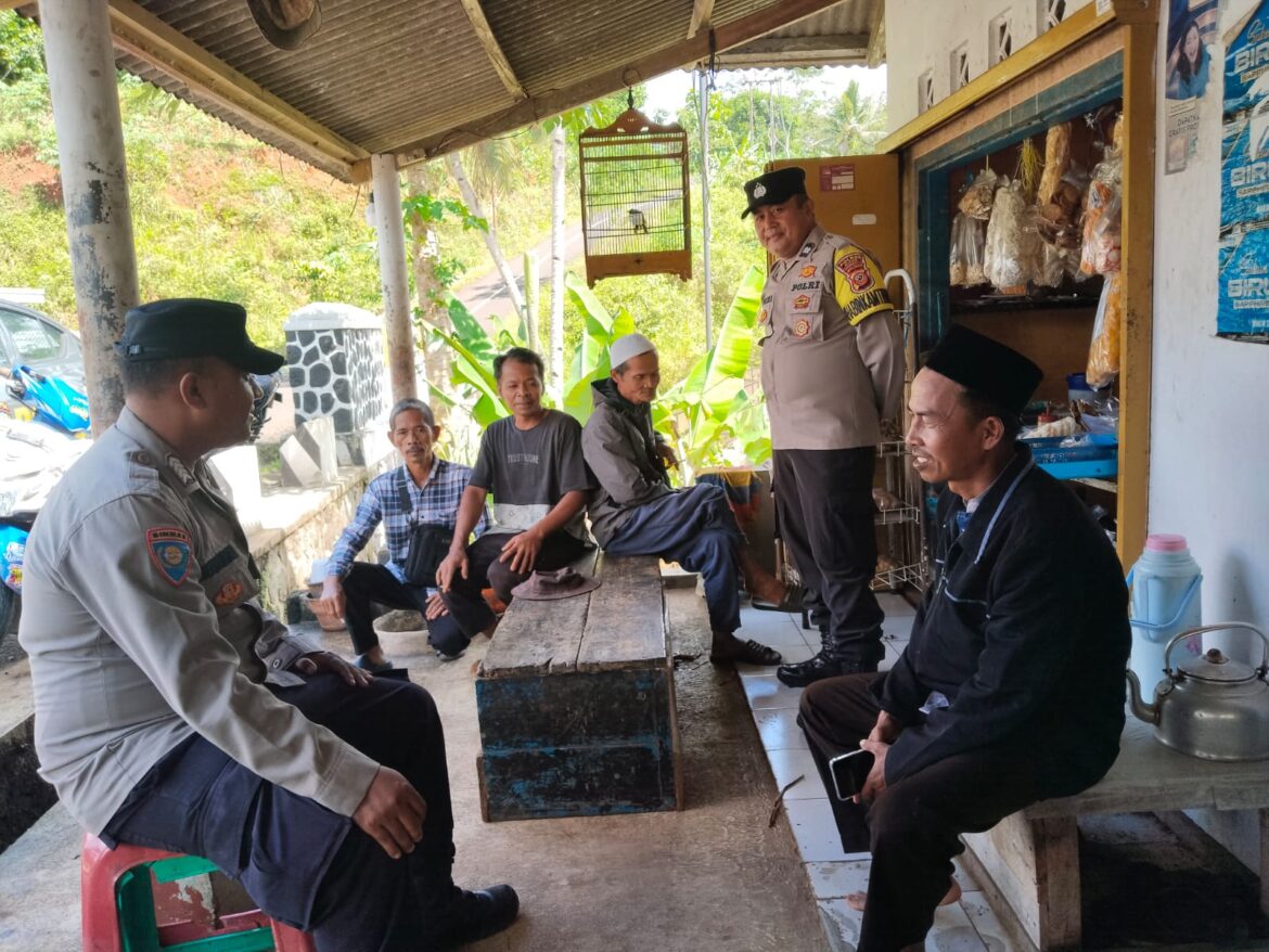 Berikan Rasa Nyaman, Dua Anggota Polsek Kawali Polres Ciamis Patroli Dialogis ke Masyarakat