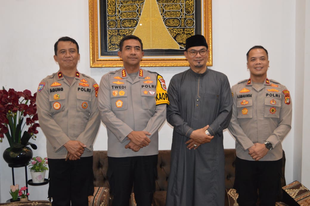 Jalin Silaturahmi, Kapolres Metro Jakbar Sambangi Ketua FUHAB di Semanan