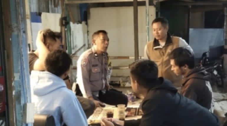 Bhabinkamtibmas Polsek Cisarua Polres Bogor kontrol pos kamling dan sampaikan pesan kamtibmas kepada warga