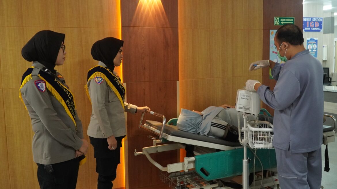 Mojang Lodaya Polres Bogor Antar Korban Terluka di Area CFD Tegar Beriman Saat Patroli