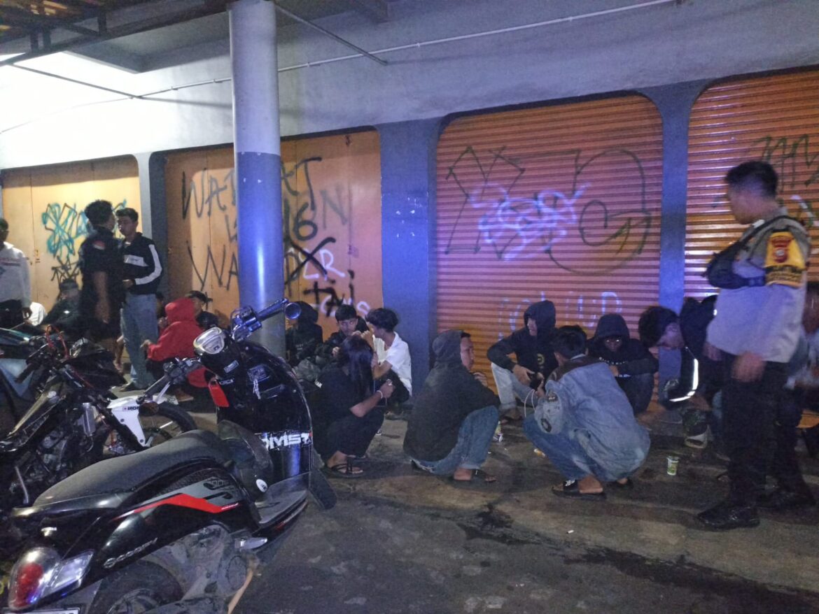Berikan Rasa Aman, Personel Polsek Kawali Polres Ciamis Patroli Dialogis di Malam Hari