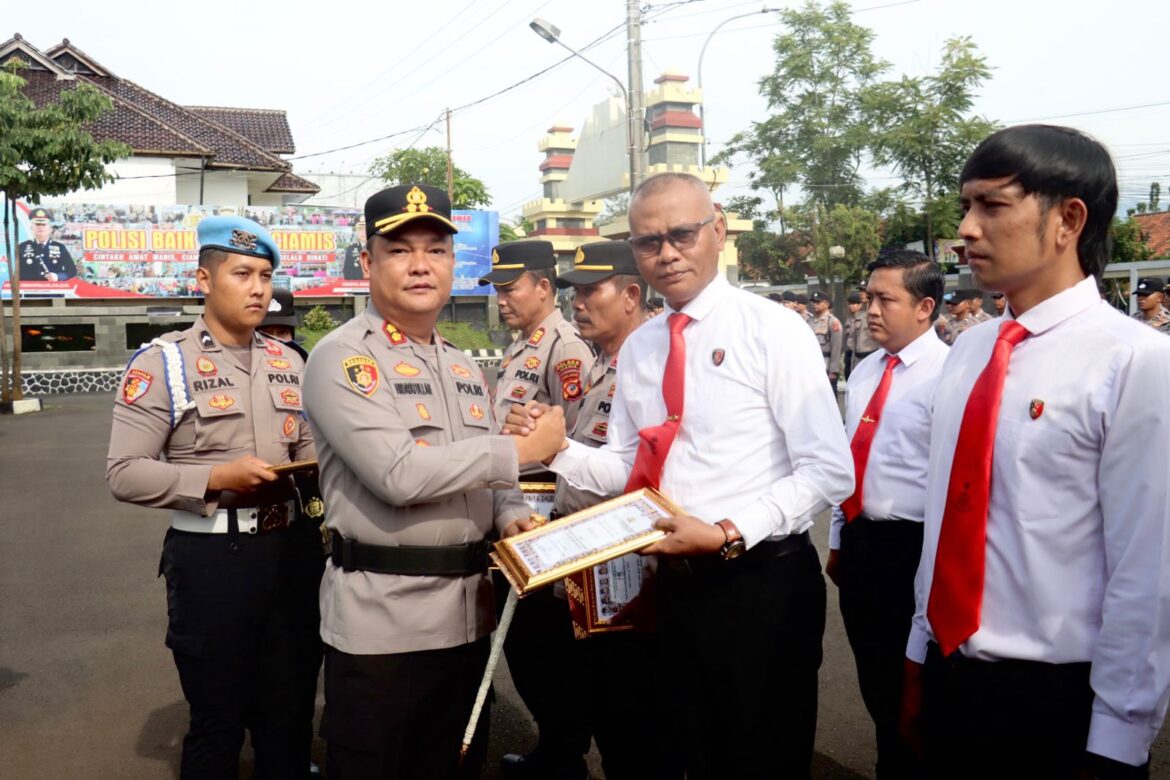 Kapolres Ciamis Beri Penghargaan kepada Personel Berprestasi