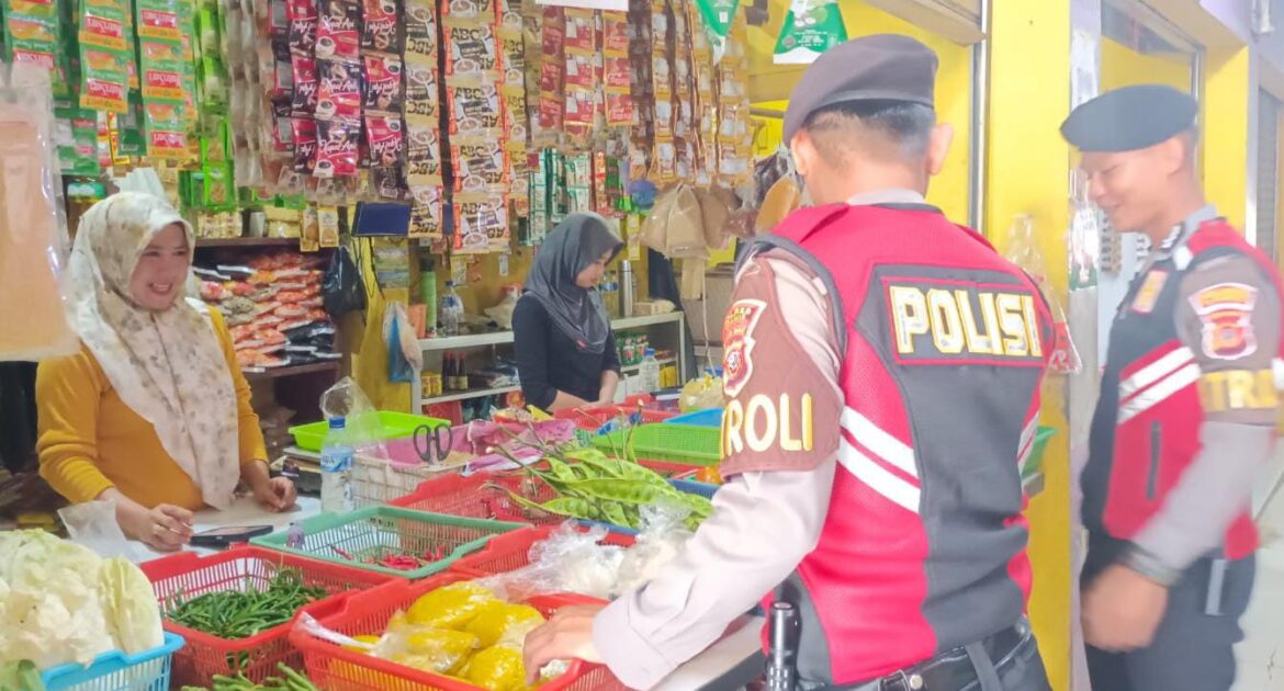 Pastikan Aman Jelang Nataru, Polres Ciamis Awasi Bahan Pokok di Pasar Imbanagara