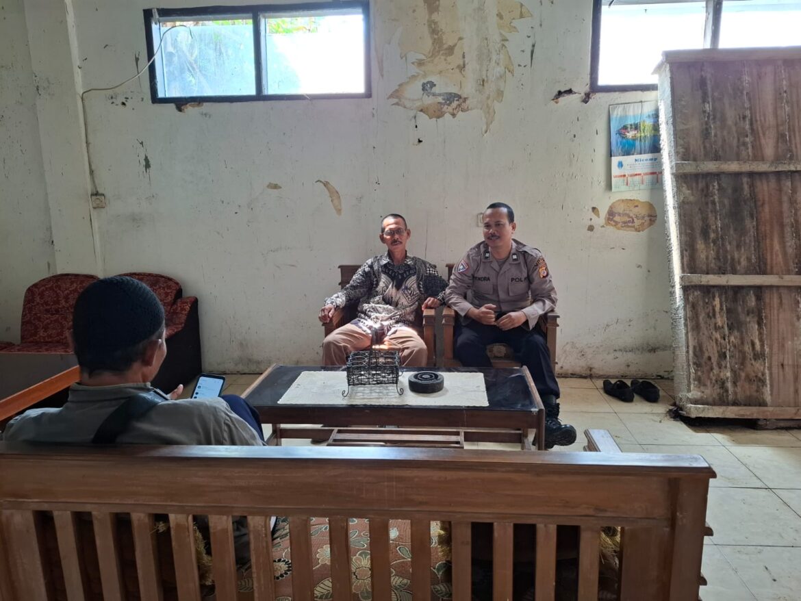 Perkuat Sinergitas, Polsek Cimaragas Polres Ciamis Koorkom Kamtibmas Jelang Nataru ke Warga Cinangsi