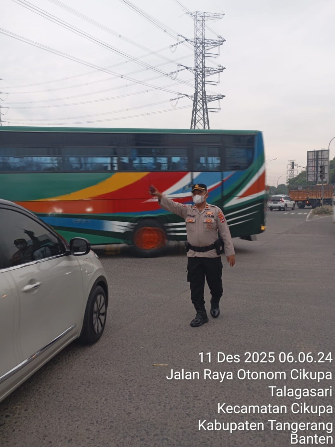 Polsek Cikupa Lakukan Pengaturan Lalu Lintas Pagi di Simpang Cikupa Mas