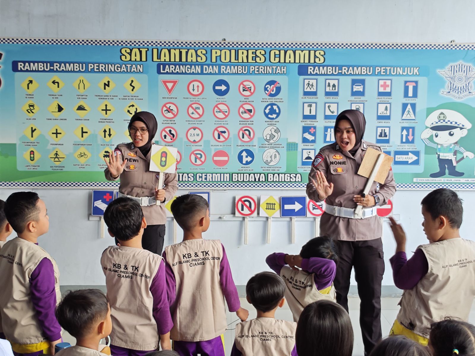 Edukasi Disiplin Berlalu Lintas, Sat Lantas Polres Ciamis Perkenalkan Rambu Lalin ke Anak TK