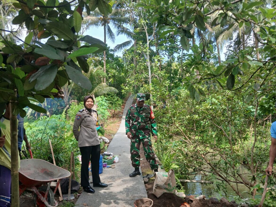 Polsek Ciamis Kawal Pengerjaan Rehabilitasi Jalan di Pusakanagara