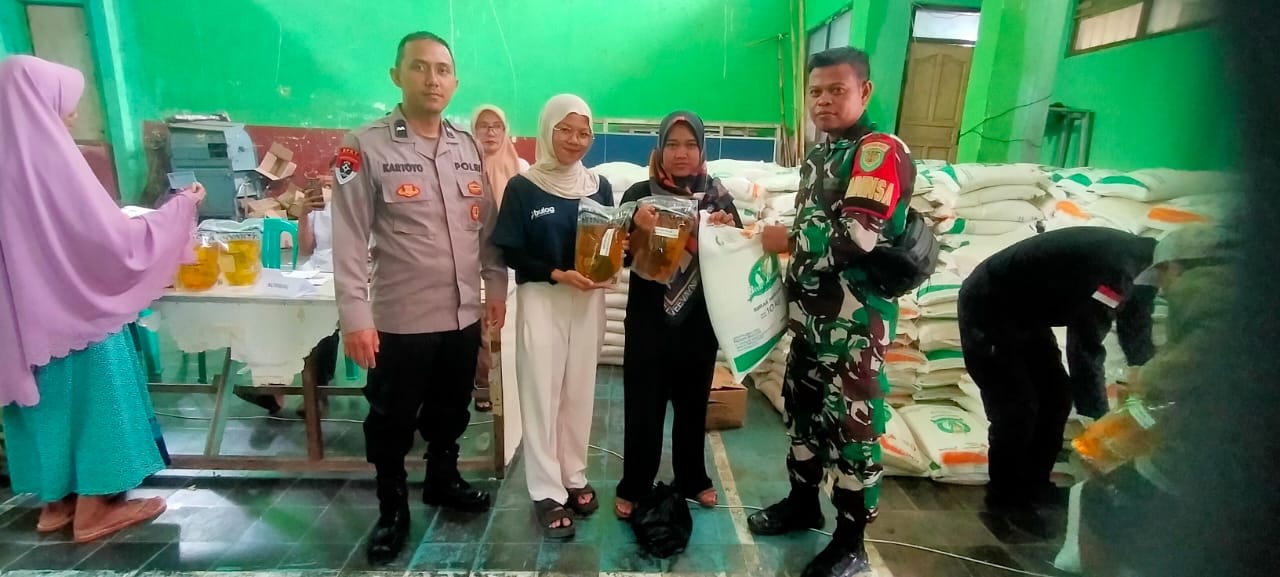 Polsek Cihaurbeuti Polres Ciamis Awasi Distribusi Bantuan Pangan ke Warga Sukamaju