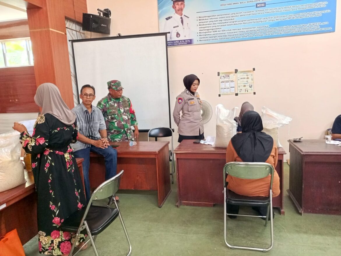 Polsek Ciamis Polres Ciamis Awasi Distribusi Bantuan Pangan ke Warga Mekarjadi