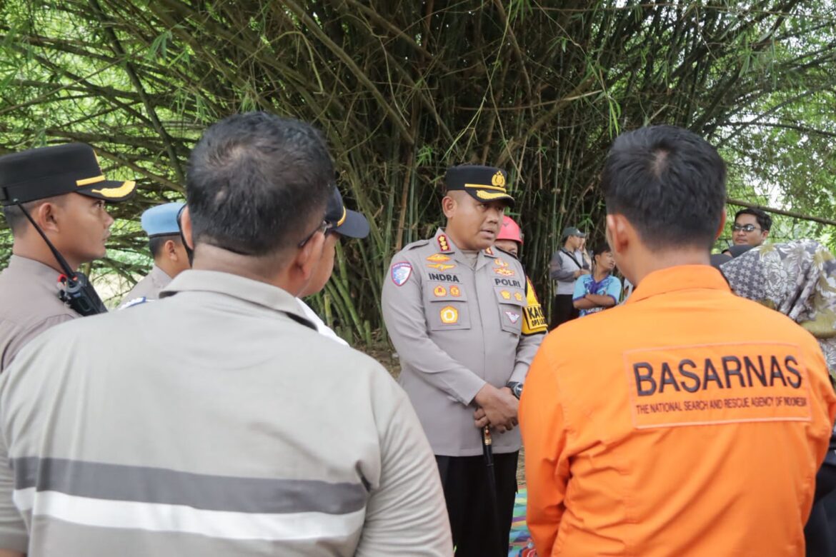 Kapolresta Tangerang Tinjau Lokasi Jatuhnya Santri Tenggelam di Kali Cidurian Kresek