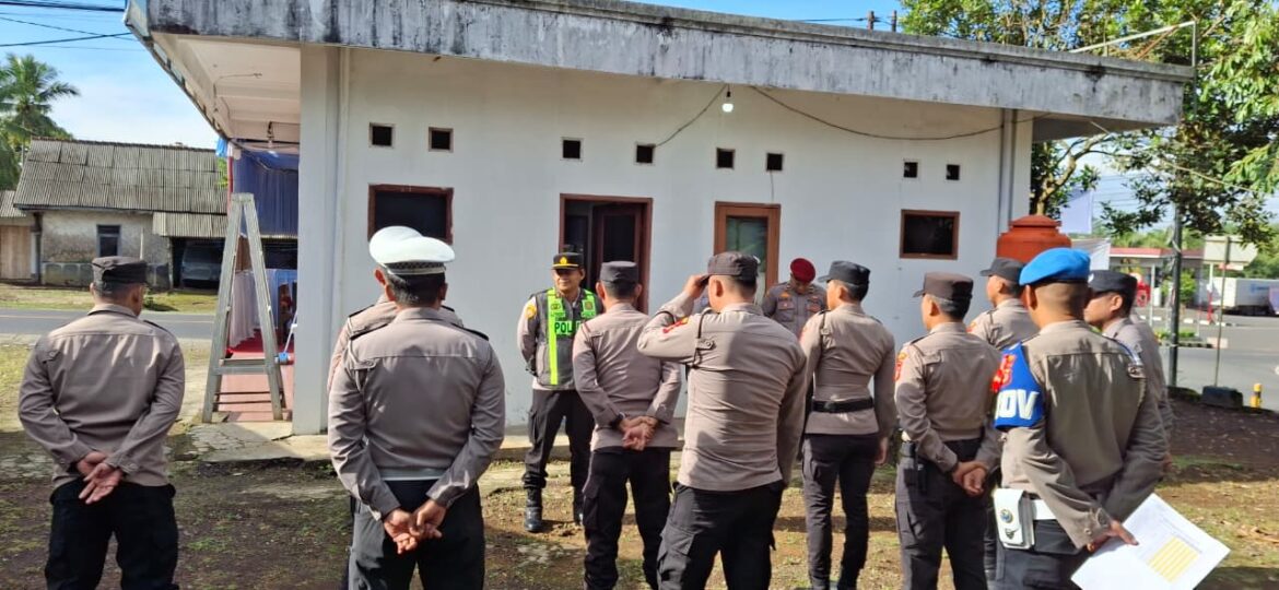 Personel Pam Ops Lilin Lodaya 2025 Polres Ciamis Apel Pagi di Pos Pelayanan Cihaurbeuti