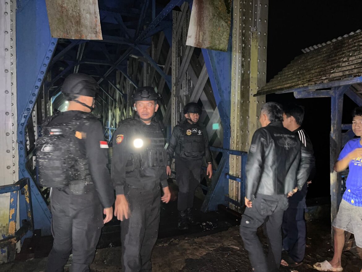 Cipkon Malam Hari, Tiga Anggota Samapta Polres Ciamis Patroli Datangi Kantor BPBD Ciamis