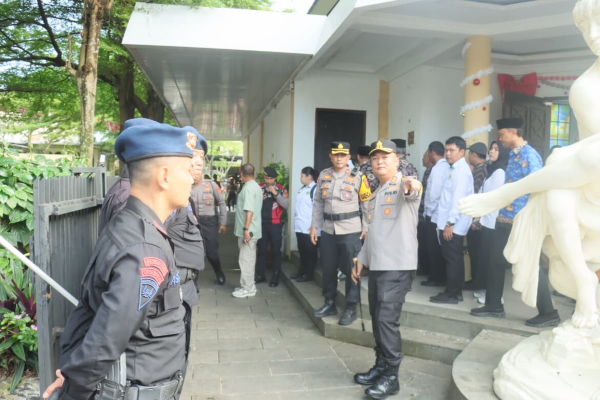 Kapolres Ciamis Pastikan Kesiapan Pengamanan Natal 2025, Lakukan Kunjungan ke Gereja Bersama FKUB