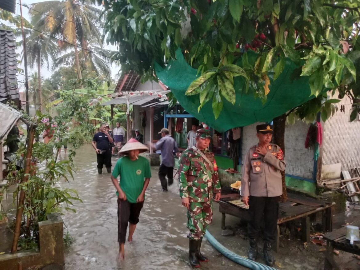 Hujan Deras Hingga Banjir, Polsek Banjarsari Datangi Tiga Rumah Warga Terdampak di Ciherang